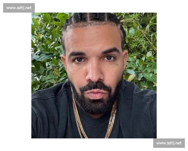 周一肌肉暴击！Drake 晒酒瓶肌肉照，新专辑Iceman预热引期待