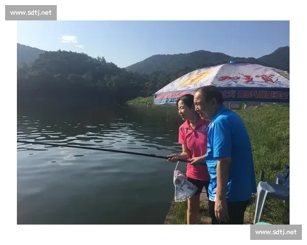 碧波映亲情 社区聚渔乐 ——和谐社区杯 家庭亲子垂钓联谊赛圆满落幕 碧波映亲情 社区聚渔乐 ——和谐社区杯 家庭亲子垂钓联谊赛圆满落幕