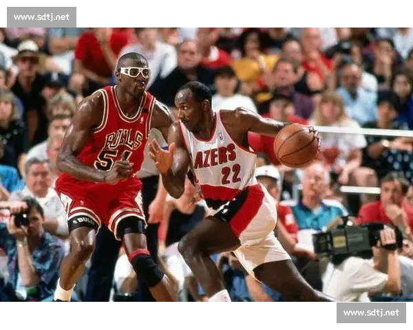 乔丹与德雷克斯勒巅峰对决背后的时代较量与王者之争在NBA历史碰撞 乔丹与德雷克斯勒巅峰对决背后的时代较量与王者之争在NBA历史碰撞