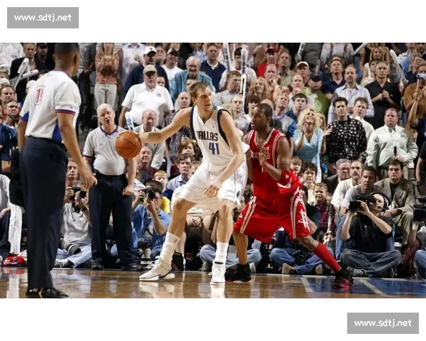 2017年火箭对决小牛经典之战回顾与赛场风云全面深度解析